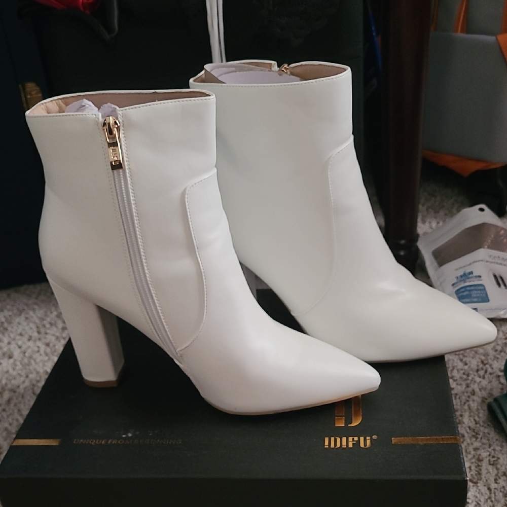 IDIFU Women's Chic White Heeled Boots